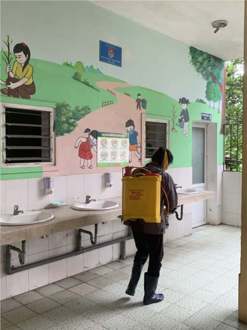 Trường Tiểu học Đặng Xá phun thuốc muỗi tại các phòng học, khuôn viên nhà trường để phòng chống dịch bệnh truyền nhiễm.